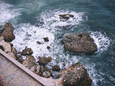 岩层与崩溃海滨在白天
